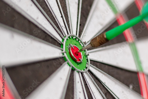 Green arrow in the center of the dart board Shows the concept of business goal setting.