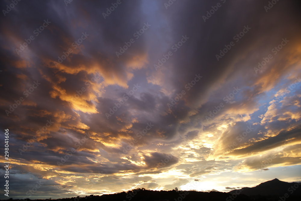 Ciel et nuages jaunes, oranges et bleus, couché de soleil lumineux