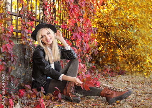 Beautiful young woman in au...