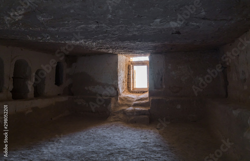 Foto The interior  with empty graves of the Roman burial chamber on the ruins of the Nabataean city of Avdat, located on the incense road in the Judean desert in Israel