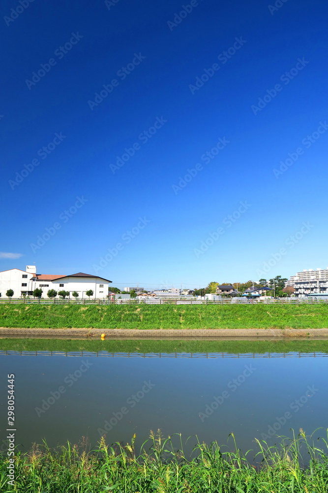 Obraz premium 秋の朝の放水路風景