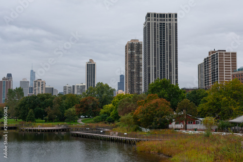 Fototapeta Naklejka Na Ścianę i Meble -  Chicago Skyline and South Pond in Lincoln Park Chicago