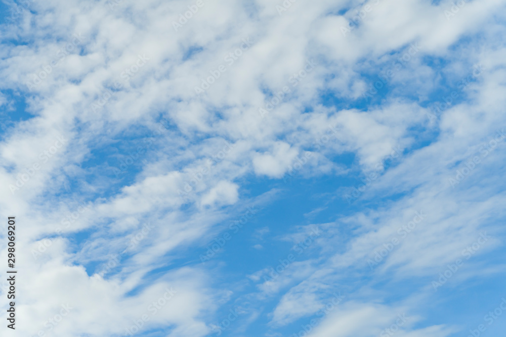 Fototapeta premium cumulus; ranek; jaskrawo; światło dzienne; pochmurny; tło; lekki; niebieski; niebo; klimat; Natura; meteorologia; niebo; dzień; pogoda; biały; wysoki; piękny; Chmura; lato; ozon; powietrze; jasny; kolor; piękno