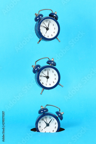 Cuadro en lienzo falling alarm clock