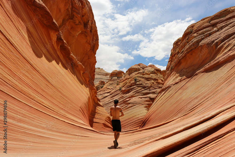 Fotografie Man Walking the Wave Arizona