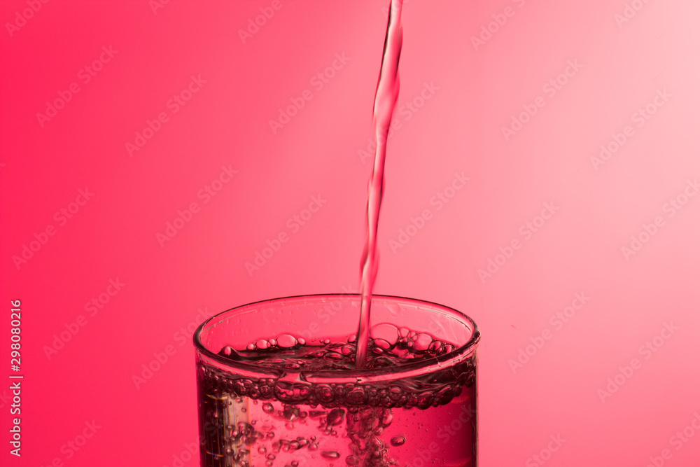 Photography Chorro de agua llenando y rebosando un vaso de agua de cristal o plástico transp