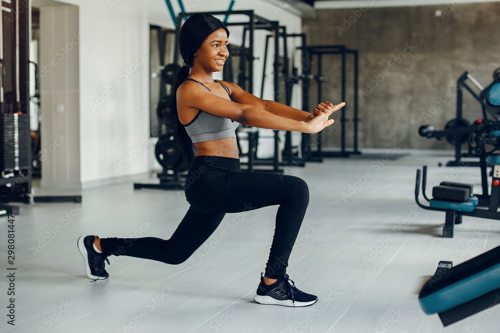 Obraz premium Beautiful black girl in the gym. A woman in a gray top