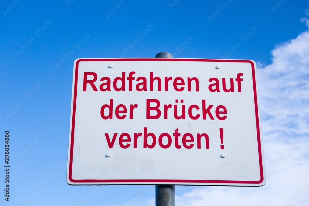 Schild Radfahren auf der Brücke verboten St. Peter-Ording Seebrücke Schild Radfahren auf der Brücke verboten St. Peter-Ording Seebrücke