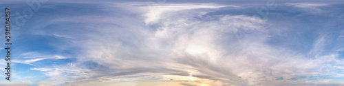 Foto Seamless evening sky before sunset hdri panorama 360 degrees angle view with bea