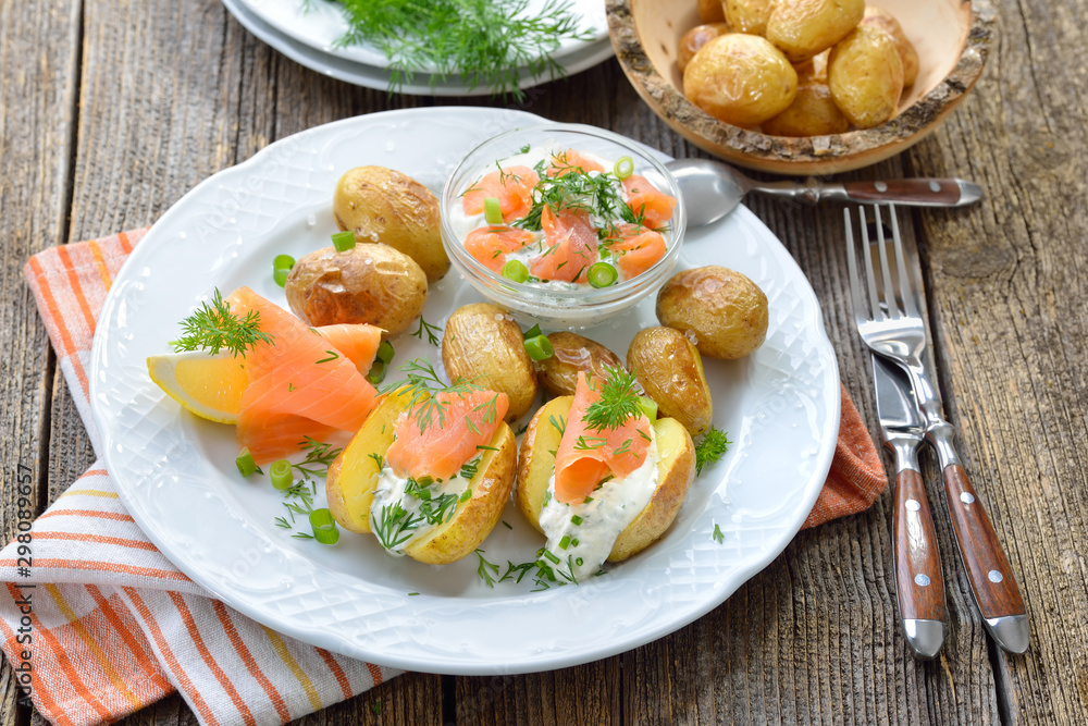 Leckere Baby-Ofenkartoffeln mit frischem Kräuterquark und Räucherlachs serviert – Small potatoes fresh from the oven served with herb curd and smoked salmon Leckere Baby-Ofenkartoffeln mit frischem Kräuterquark und Räucherlachs serviert – Small potatoes fresh from the oven served with herb curd and smoked salmon