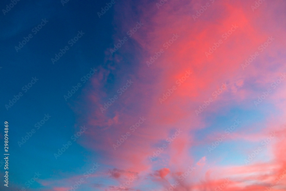 Obraz premium Purple sunset background in summer sky