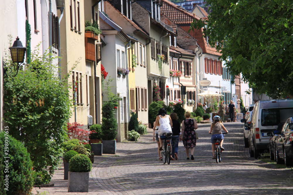 Anonyme Radfahrer auf einer Straße in der Altstadt von Marktheidenfeld