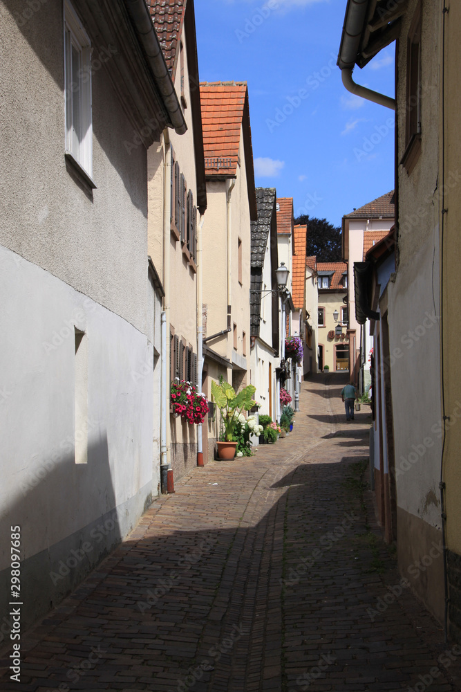 Eine Straße in der Altstadt von Marktheidenfeld mit Passant anonym