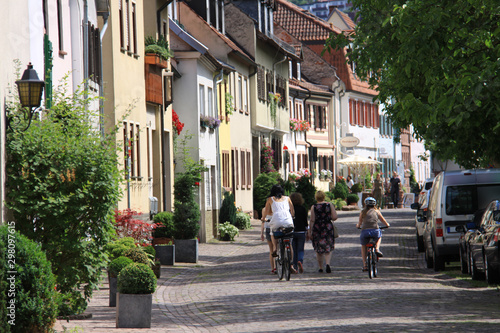 Anonyme Radfahrer auf einer Straße in der Altstadt von Marktheidenfeld