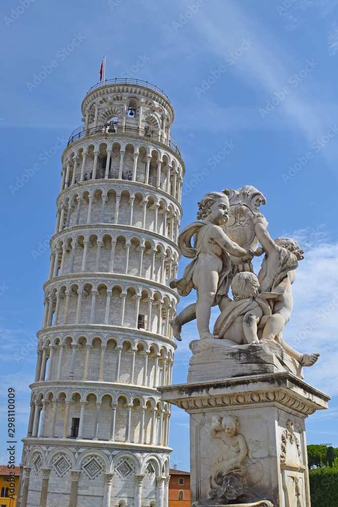 Torre de Pisa y Fuente con Ángeles, en la ciudad de Pisa, Italia.