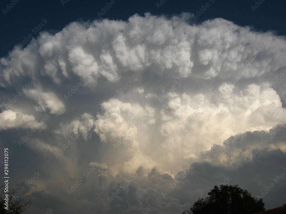 Obraz premium A huge cumulo-nimbus thundercloud forms over Vryheid.