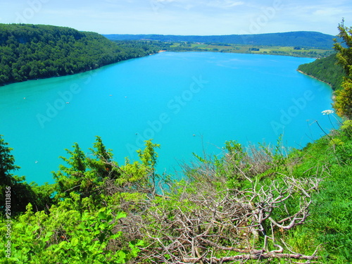 Un lac bleu turquoise entouré de forêt