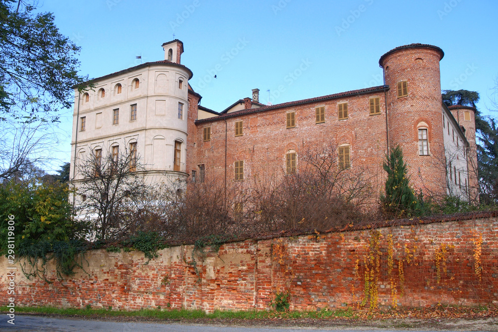 Φωτογραφία Pralormo, Piedmont, Italy. The exterior walls of Pralormo Castle.