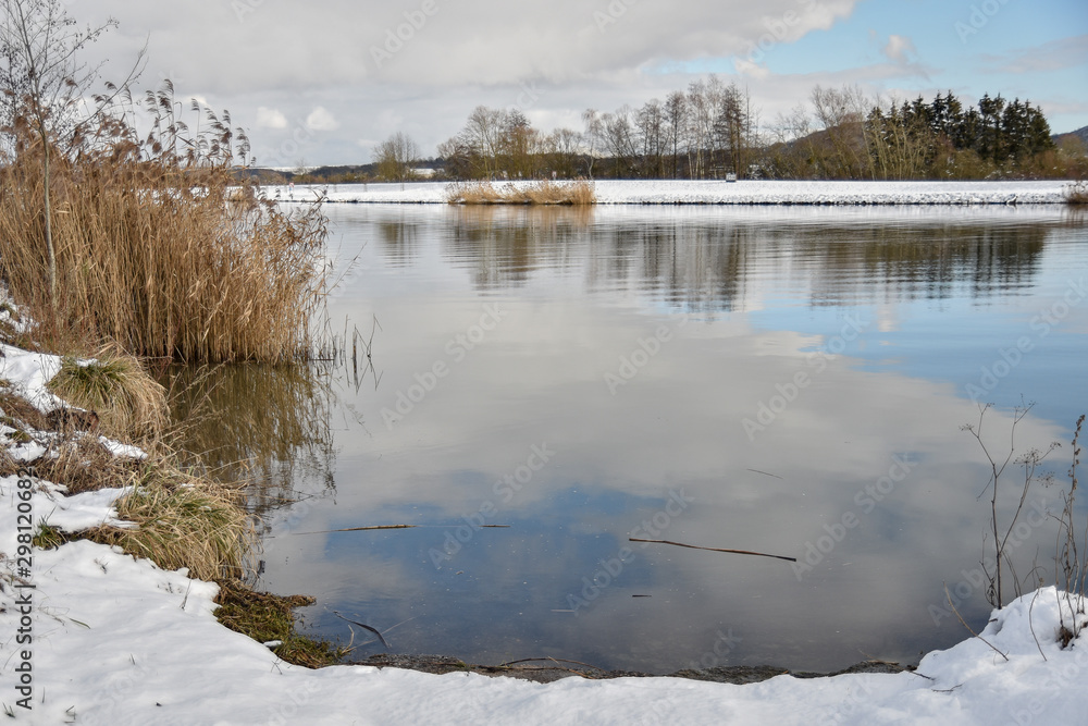 Fototapeta premium rivière eneigée