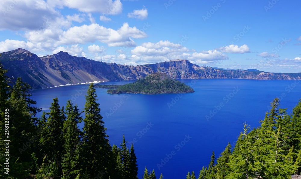 Naklejka premium Deep Blue Lake in Mountains Crater Lake National Park Oregon USA