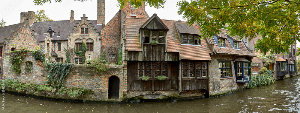 casas antiguas de madera junto a un canal de agua 