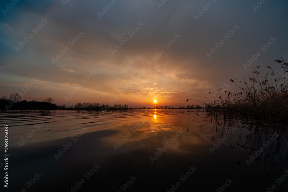 Obraz premium Beautiful sunset over lake