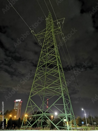 Słup energetyczny w nocy