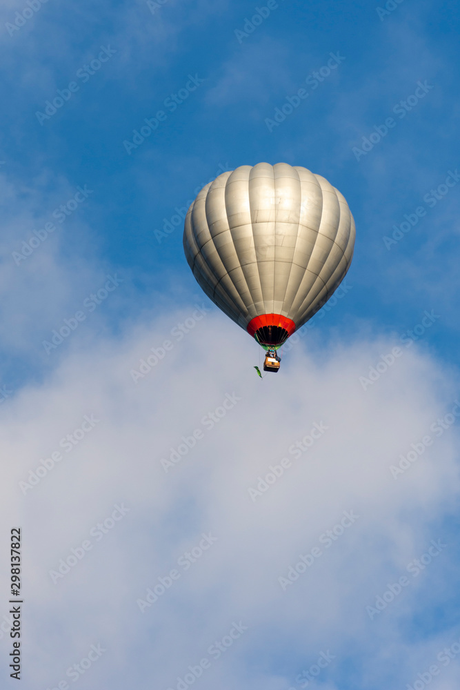 Naklejka premium Whire hot air balloon in tourist flight