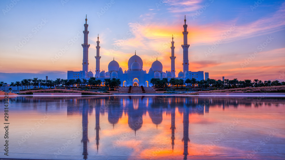 Fototapeta premium Sheikh Zayed Grand Mosque and Reflection in Fountain at Sunset - Abu Dhabi, United Arab Emirates (UAE)