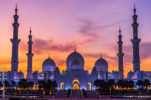 Sheikh Zayed Grand Mosque and Reflection in Fountain at Sunset - Abu Dhabi, U...