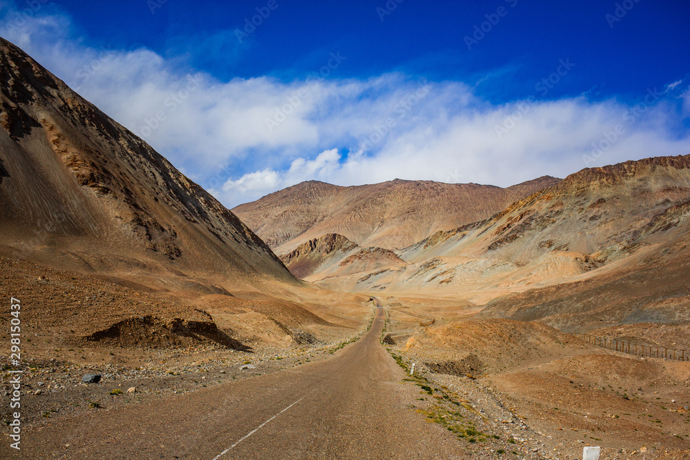 Fototapeta premium Road to the mountain