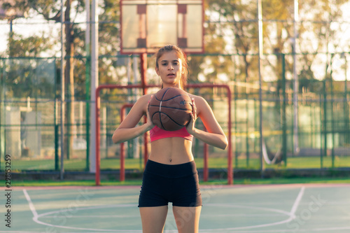 Photography Retrato mujer joven en ropa deportiva fitness entrenamiento al aire libre