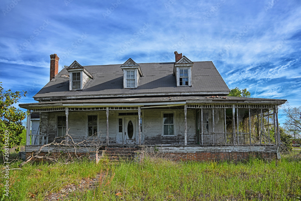 Obraz premium Deserted Rural Farmhouse