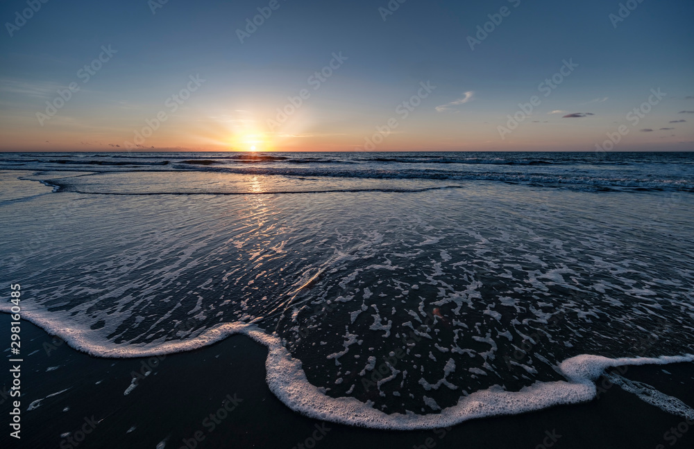 © Tetra Images/Tetra Images - Beach at sunset © Tetra Images/Tetra Images - Beach at sunset