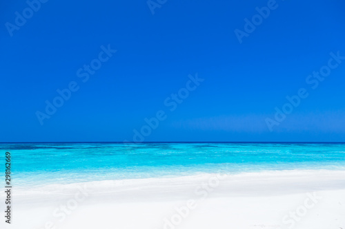 Fototapeta Naklejka Na Ścianę i Meble -  White sand beach, clear water, deep blue sky in the tropical sea of ​​Thailand