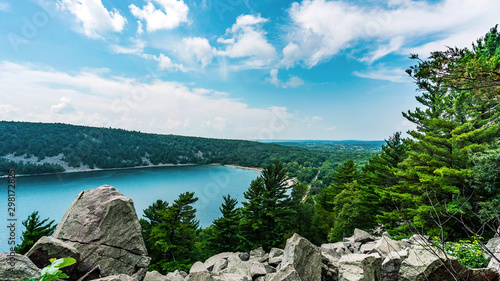 Cuadro en lienzo East Bluff trail in Devil's Lake State Park near Baraboo, Wisconsin, USA overlooking the majestic view of the serene body of water and rolling hills in the Midwest