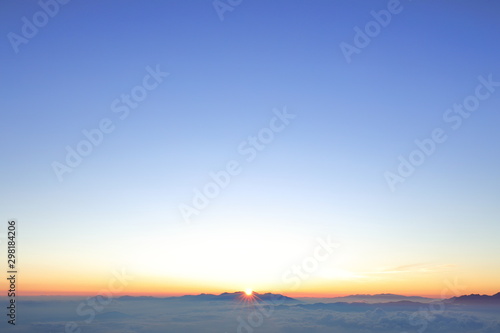Valokuva 山頂（木曽駒ヶ岳）からの日の出