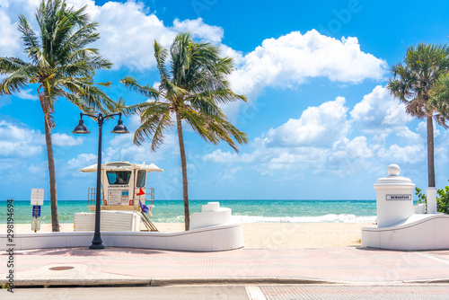 Canvas Print Seafront with lifeguard hut in Fort Lauderdale Florida, USA