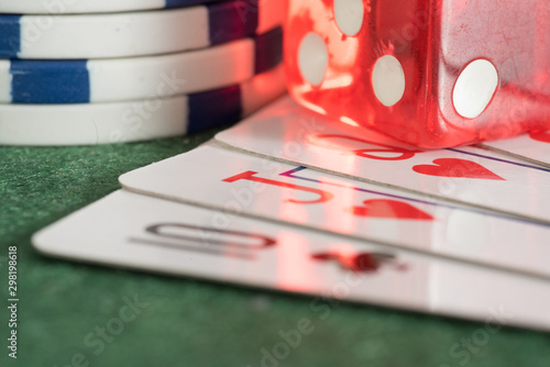 Karten, Jetons und Würfel in einem Casino