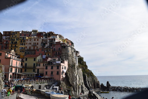 Manarola centro vista dal promontorio di fronte photo