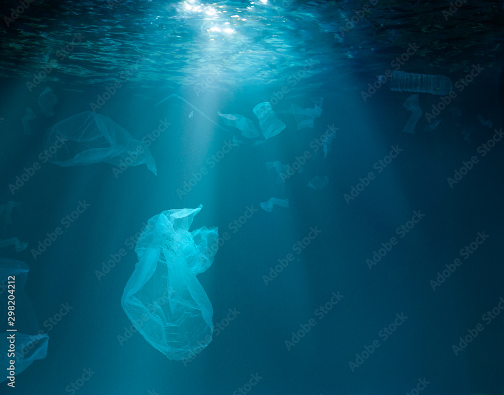 Fototapeta Podwodne morze lub ocean z plastikowymi śmieciami