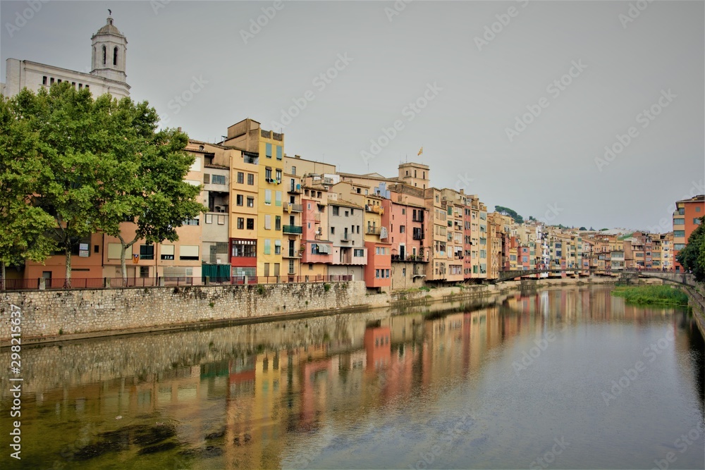 Edificios coloreados junto al río en Girona