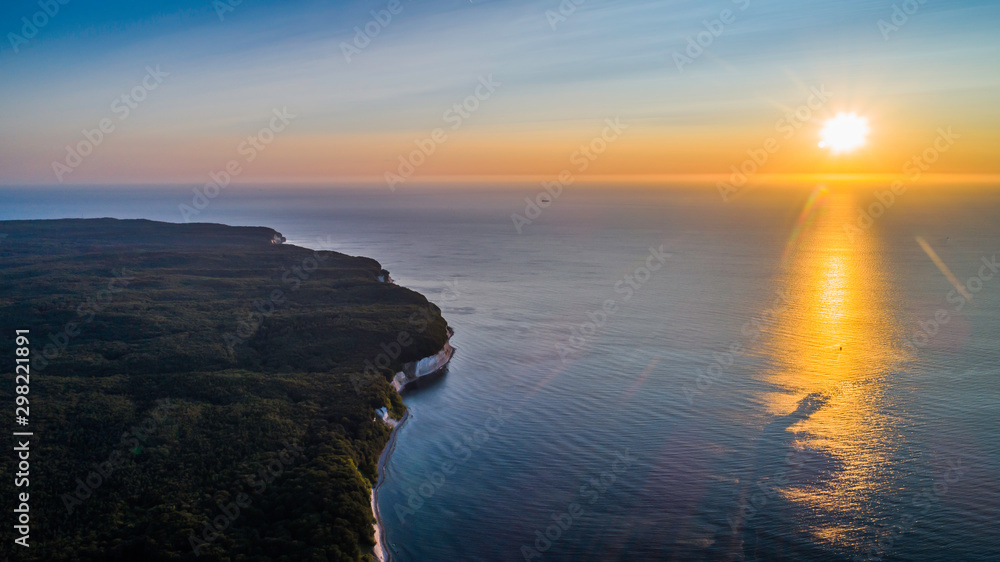 Kredowe klify Rugii, ogromne głazy na Morzu Bałtyckim, Park Narodowy Jasmund, Rugia, Rugia z lotu ptaka