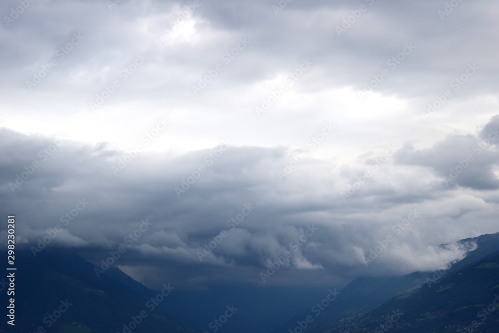 Dunkle und graue Regenwolken über den Alpen - Schlechtwetterfront