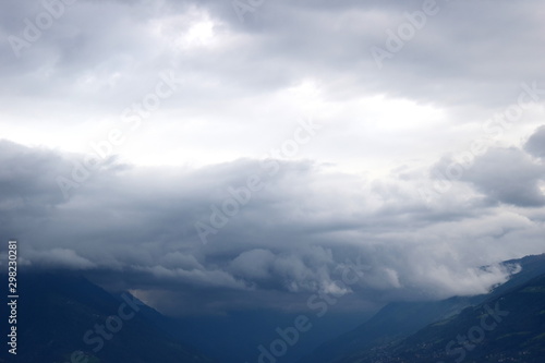 Dunkle und graue Regenwolken über den Alpen - Schlechtwetterfront © Zeitgugga6897
