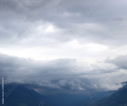 Düstere Regenwolken über Südtirol
