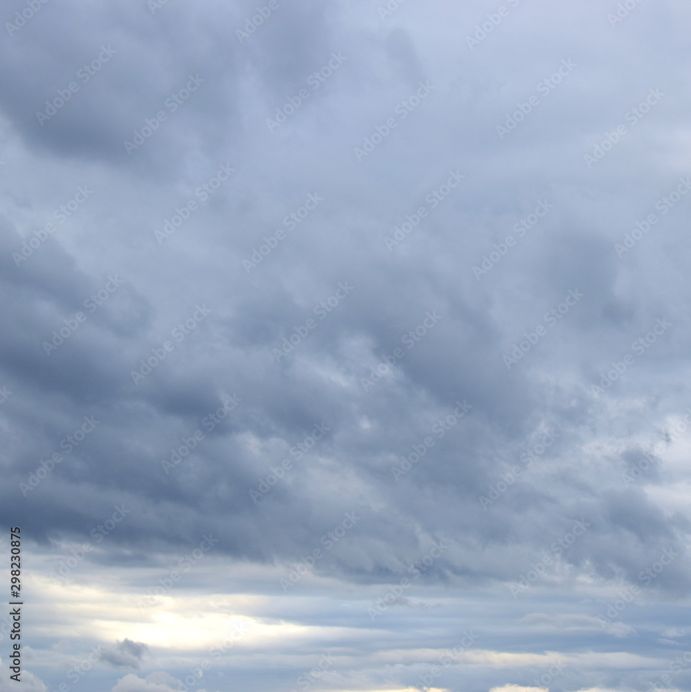 Obraz premium Dunkle bedrohliche Gewitterwolken und Regenwolken am grauen Himmel