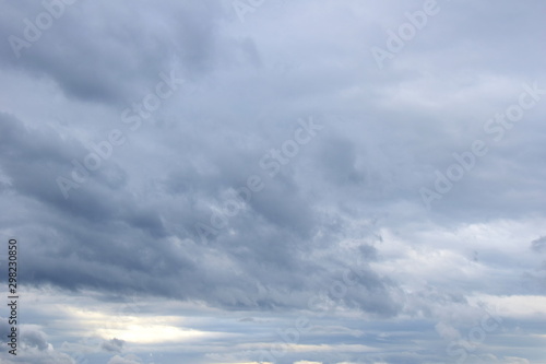 Dunkle bedrohliche Gewitterwolken und Regenwolken am grauen Himmel © Zeitgugga6897