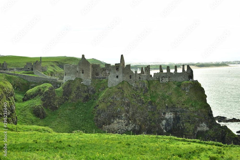 Ruiny zamku Dunluce w Irlandii Północnej - obrazy, fototapety, plakaty 