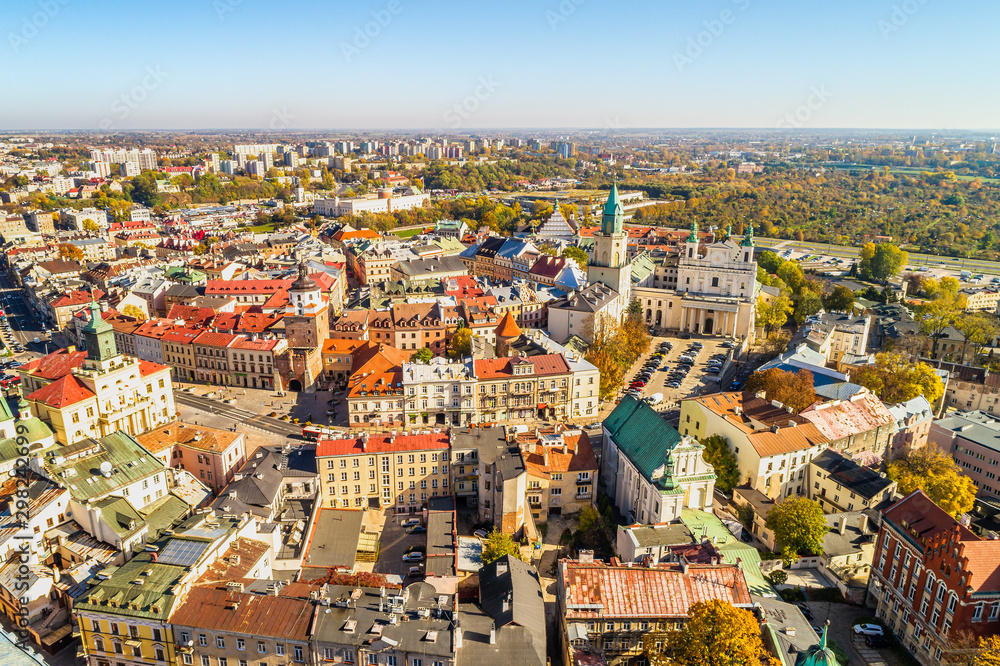 Krajobraz miasta Lublin z lotu ptaka z widocznym Ratuszem, Bramą Krakowską, Katedrą i zamkiem.